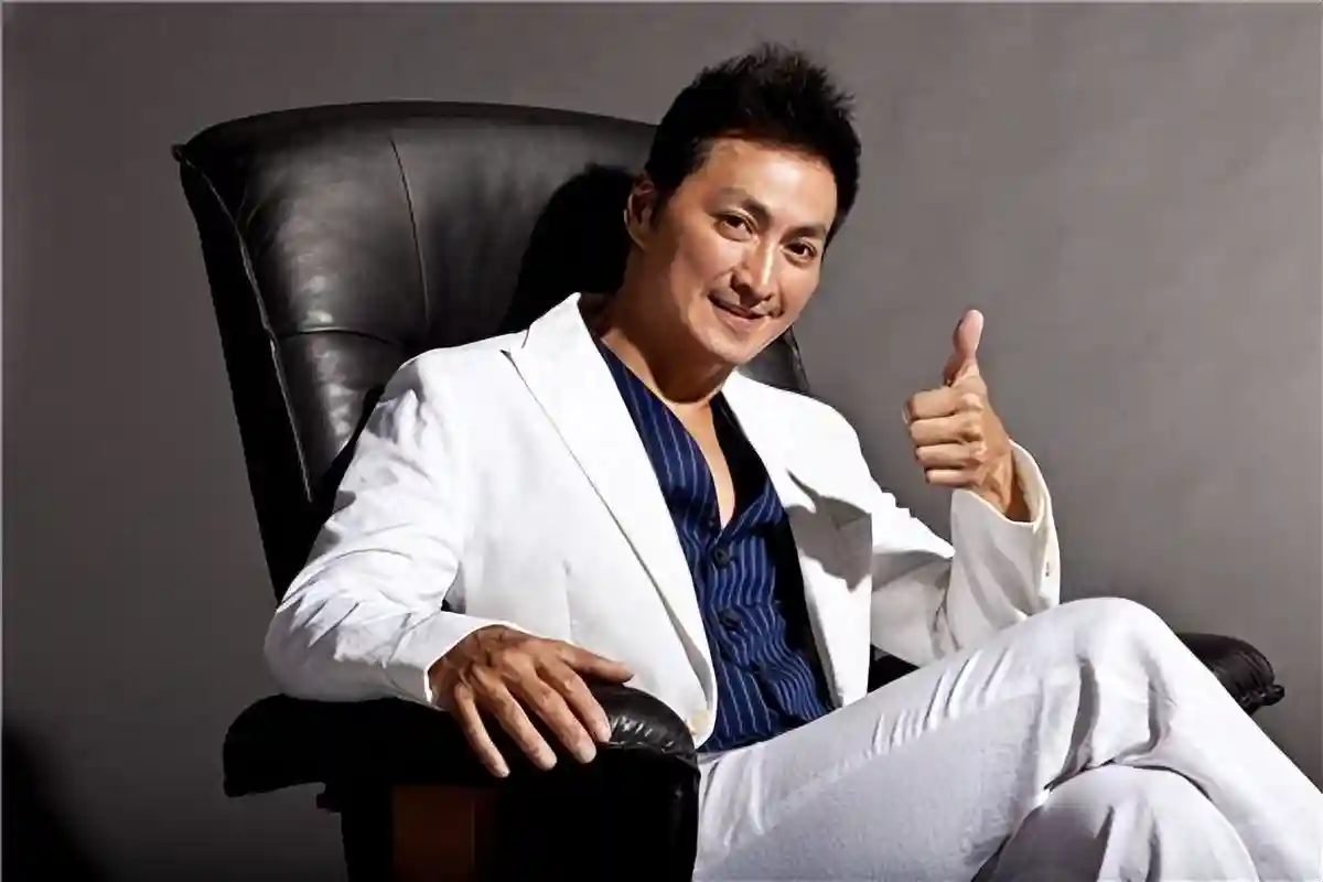 62岁“展昭”何家劲：在惠州进厂 年少时父母离异，靠打零工挣学费