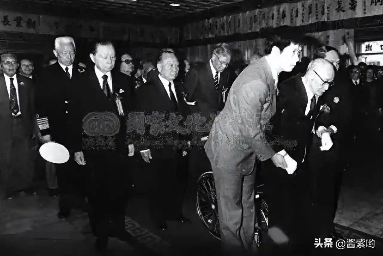 1987 年，战犯何应钦参加同为战犯的顾祝同葬礼，二人同年去世