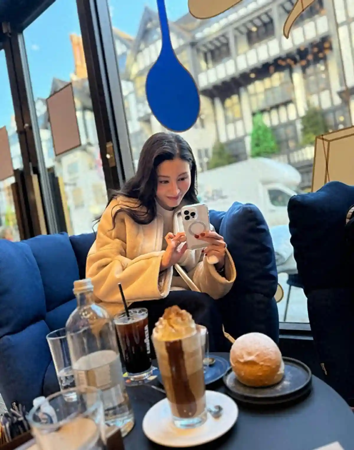 李嘉欣在伦敦喝下午茶，或长居当地陪儿子读书，正亏本卖香港豪宅