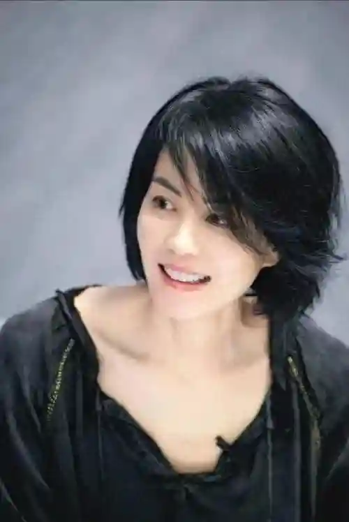 王菲送李嫣到英国留学！被网友偶遇未见李亚鹏，乘机场摆渡车回国