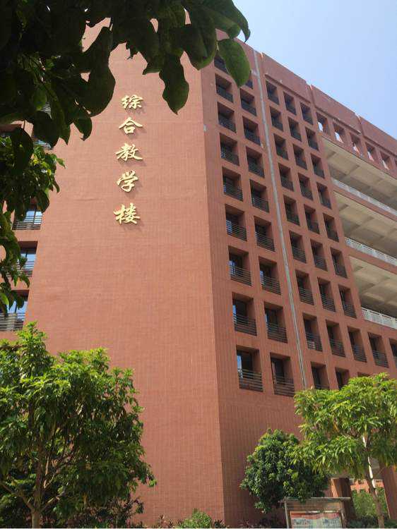 男子换锁进入父母姐妹家，被判拘役5个月，自称留学时曾汇数十万给家人让帮忙购房炒股被转移财产，父亲否认