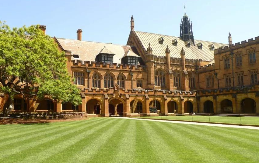 休斯敦中领馆为2018“优秀自费留学生”颁奖，同时纪念五四运动100周年