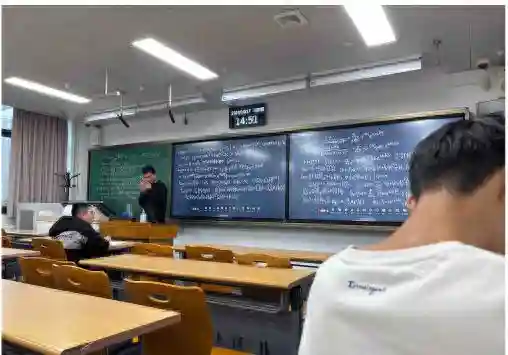 韦东奕上课照片走红，新发型吸睛，网友：板书真漂亮，可惜看不懂